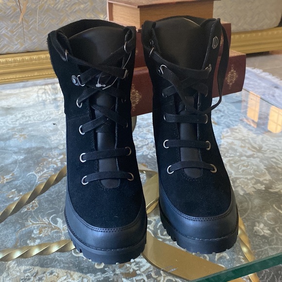 Woman lace up uggs boots - Picture 8 of 17